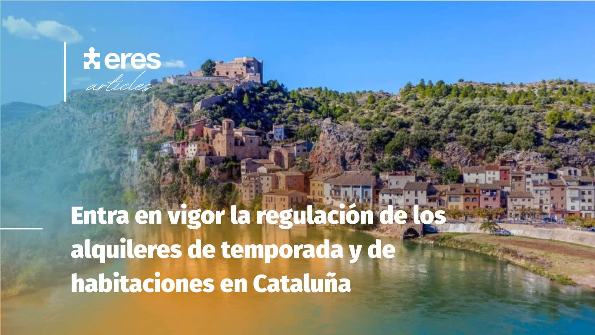 Paisaje de una playa y un pueblo españoles - Actualización sobre alquileres en Cataluña