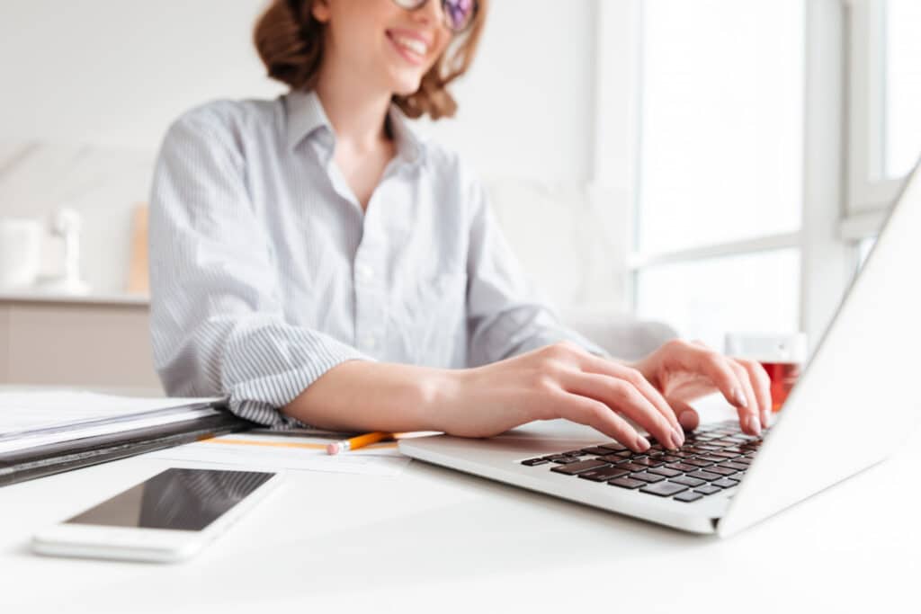 fille faisant du télétravail