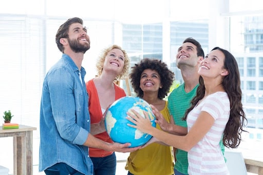 grupo de chicos sujetando la bola del mundo