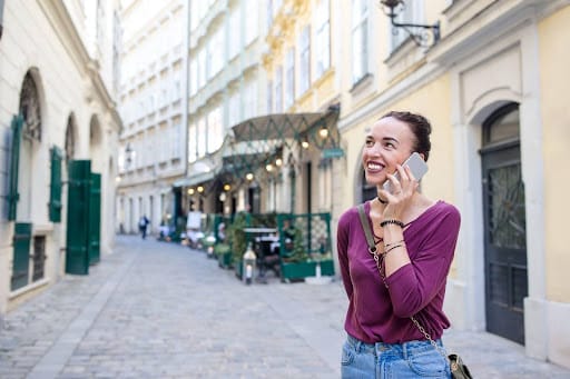 chica hablando por telefono en una ciudad
