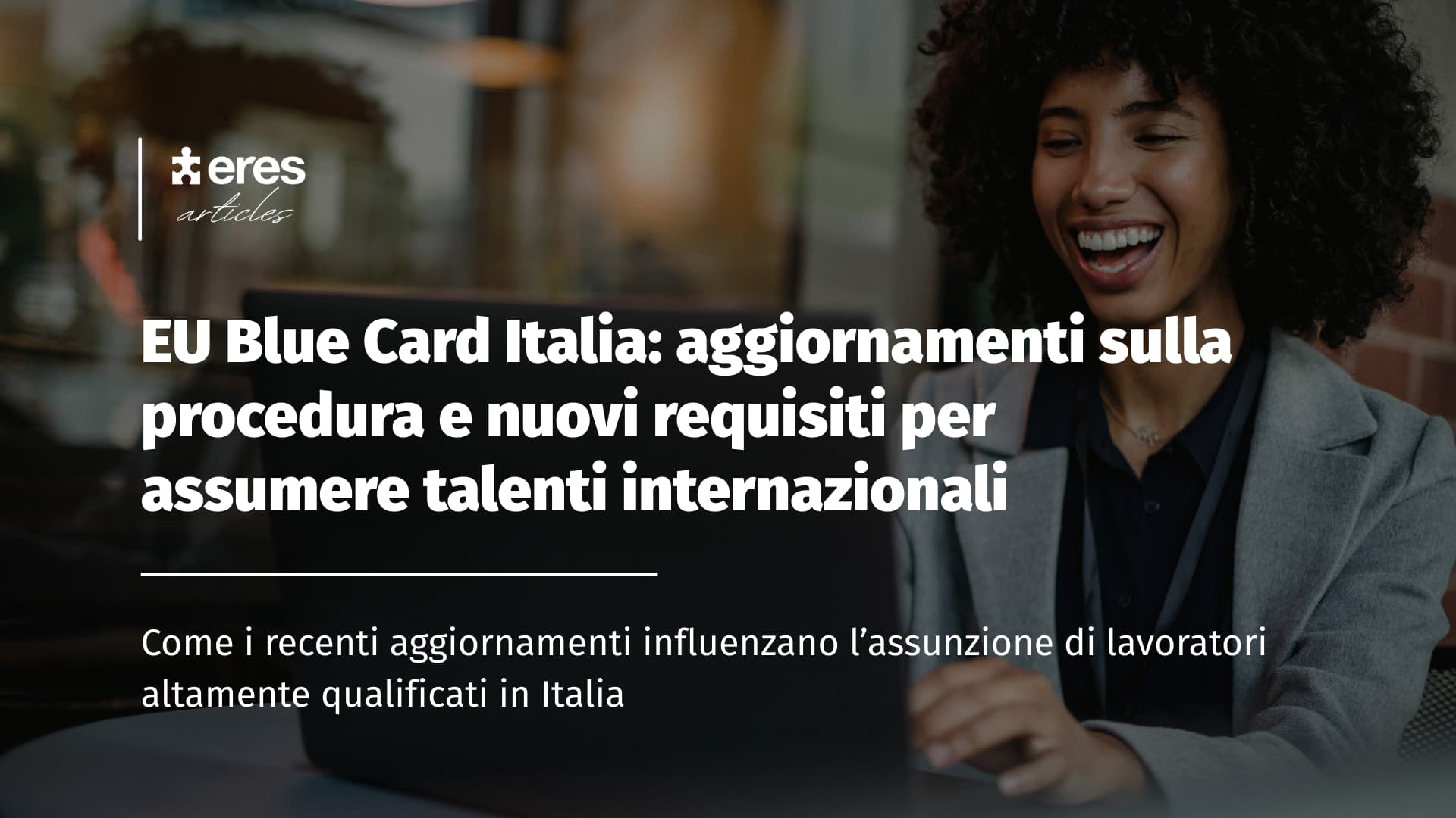 Giovane professionista internazionale che lavora al laptop, simbolo di talenti altamente qualificati in Italia
